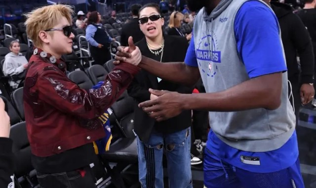 大小统计-格林与王以太握手致意，并在后者的专属球衣上留下签名