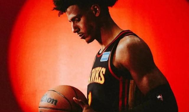 FT28-“问题少年”成一哥！1数据历史第一 他让老鹰甘心送走东部库里|约翰逊|斯蒂芬·库里|亚特兰大老鹰队|约翰-科林斯|乔-约翰逊_新浪体育_新浪新闻