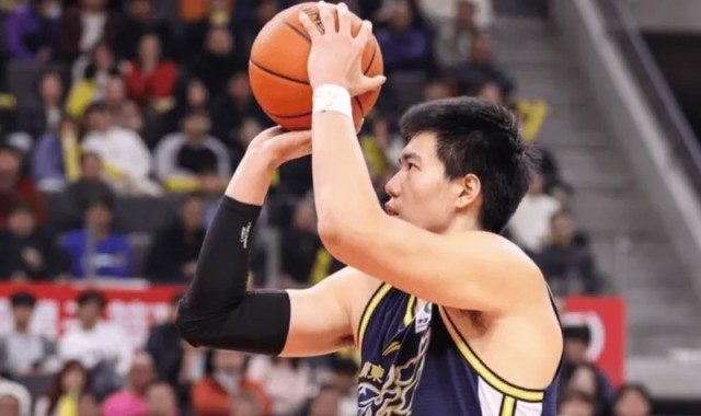 焦泊乔全场8中6得到14分10篮板1助攻，其中7个前场板